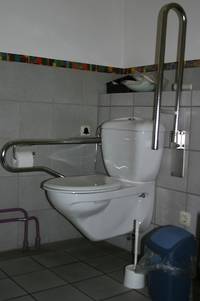 Toilettensitz des WC´s links