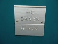 Damen-WC Hinweisschild mit Brailleschrift