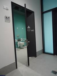 Westbad Hallenbad - Behinderten WC mit Dusche - Eingang