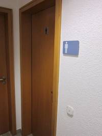 Herren-Toilette, Eingang