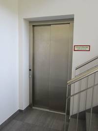 Aufzugtür im Treppenhaus