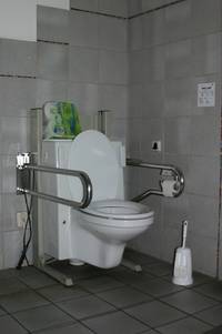 Behindertentoilette rechts WC-Sitz