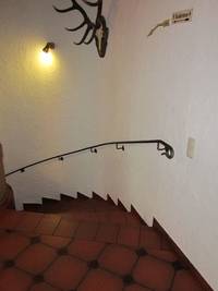 Treppe zum Untergeschoss (Toiletten)
