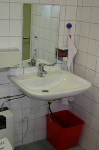Waschtisch der Behindertentoilette im Erdgeschoss